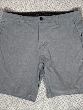 Vuori Aim Short V368, Men’s Performance Golf Shorts, Size 34 Concrete Grey